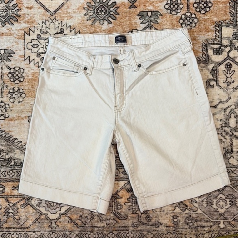 LEVI’S 10 white each shorts with cream piping signature shorts